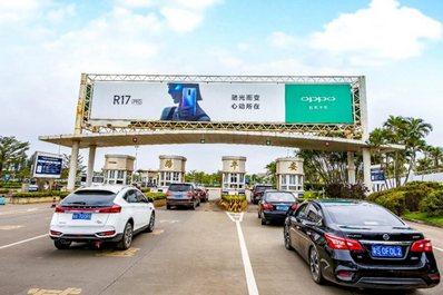 ?？跈C(jī)場(chǎng)停車場(chǎng)出入口龍門架看板廣告