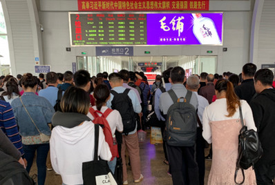 ?？跂|站候車大廳二樓檢票閘機(jī)口LED屏廣告