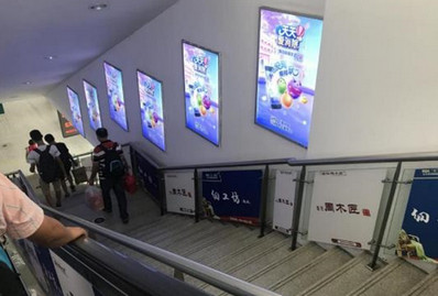 東升站A1、B1電梯通道小燈箱廣告