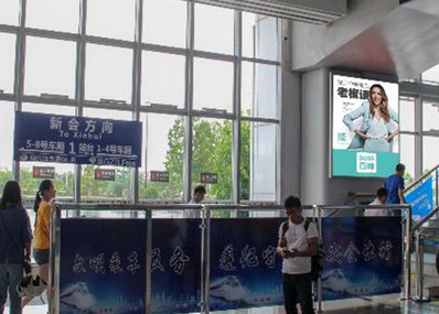 古鎮(zhèn)站A1、B1電梯通道旁包柱燈箱廣告