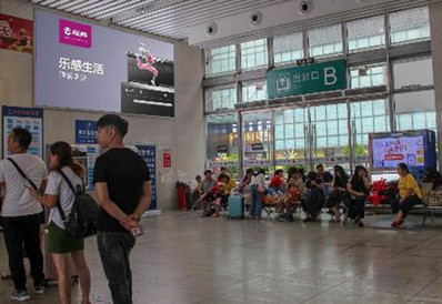 古鎮(zhèn)站售票廳近A、B進出站口燈箱廣告