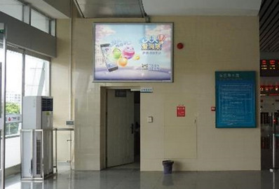 南朗站A、B進出站口旁燈箱廣告