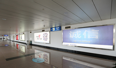 青島機(jī)場到達(dá)區(qū)燈箱廣告