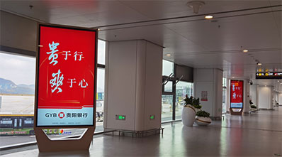 貴陽機(jī)場T3國內(nèi)到達(dá)夾層豎式刷屏廣告