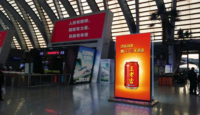 天津西高鐵站刷屏機廣告