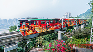 重慶地鐵廣告案例，院線電影重慶地鐵外包車廣告，重慶網(wǎng)紅地鐵廣告效果怎么樣？