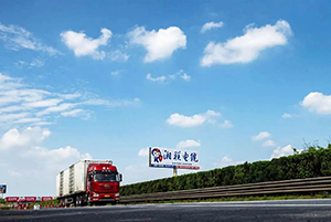 湖南省高速立柱大牌廣告案例，建材電纜高速廣告，高速公路廣告效果怎么樣？