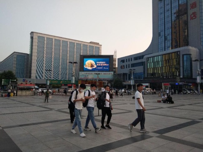 鄭州LED大屏廣告價格收費標(biāo)準(zhǔn)，鄭州機場火車后戶外LED大屏廣告