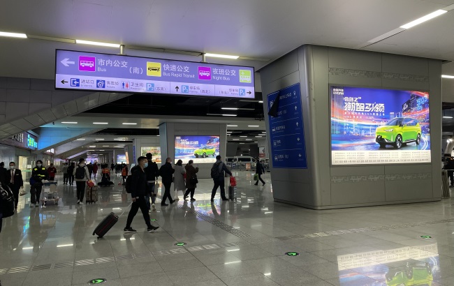 鄭州東高鐵站到達(dá)換乘大廳包柱燈箱廣告牌，鄭州東站廣告價格收費