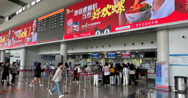 柳州白蓮機場出發(fā)大廳巨型地標(biāo)LED大屏廣告，柳州機場廣告價格收費