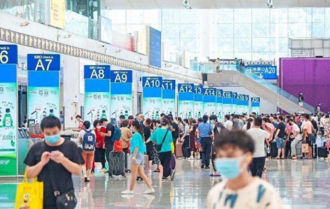深圳北站候車大廳檢票口LED立式聯(lián)排電子屏，深圳北高鐵站廣告價(jià)格