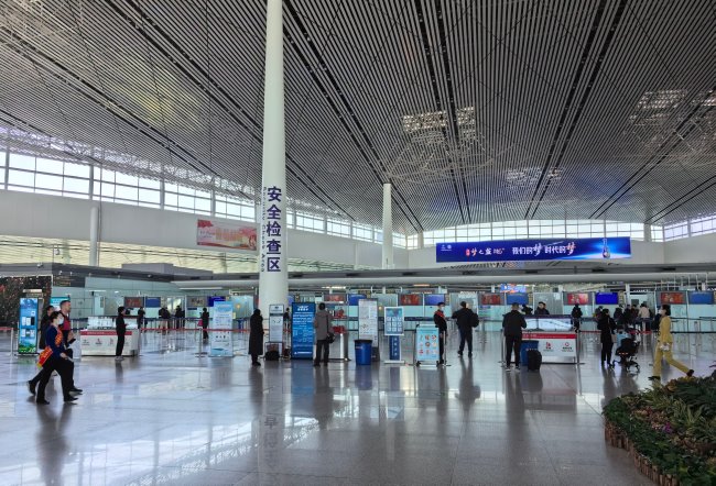 天津濱海機(jī)場出發(fā)大廳安檢口正上方LED大屏廣告，天津機(jī)場廣告價格