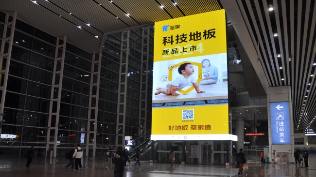 廣州南站進(jìn)站口直梯玻璃幕墻LED大屏廣告，廣州南站高鐵廣告價格