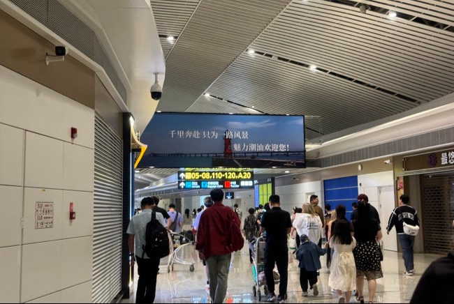 潮汕機場T2出發(fā)到達(dá)全覆蓋燈箱廣告大牌，揭陽潮汕機場廣告牌價格