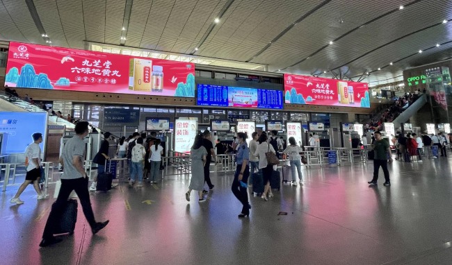 長(zhǎng)沙南高鐵站進(jìn)站安檢口2塊LED巨屏廣告，長(zhǎng)沙南站大屏高鐵廣告價(jià)格