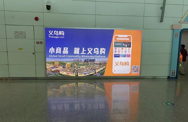 潮汕機(jī)場(chǎng)三層出發(fā)候機(jī)大廳燈箱廣告投放，揭陽(yáng)潮汕機(jī)場(chǎng)廣告牌價(jià)格