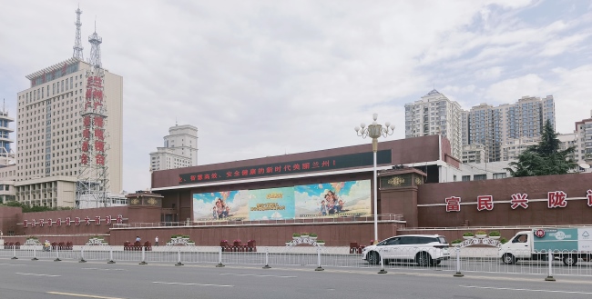 蘭州城關(guān)東方紅廣場主席臺戶外LED橫屏廣告投放，蘭州LED屏廣告價(jià)格