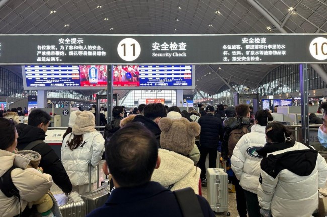 武漢站進(jìn)站安檢候車大廳上方LED大屏廣告，武漢火車站高鐵廣告價(jià)格