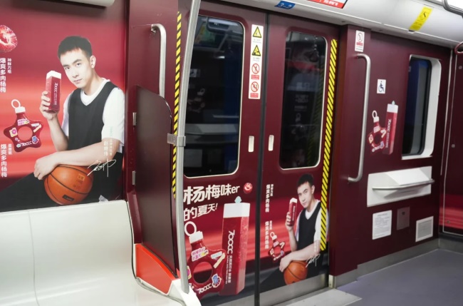 沈陽地鐵創(chuàng)意內(nèi)包車貼廣告飲料快消案例，沈陽地鐵列車廣告價格