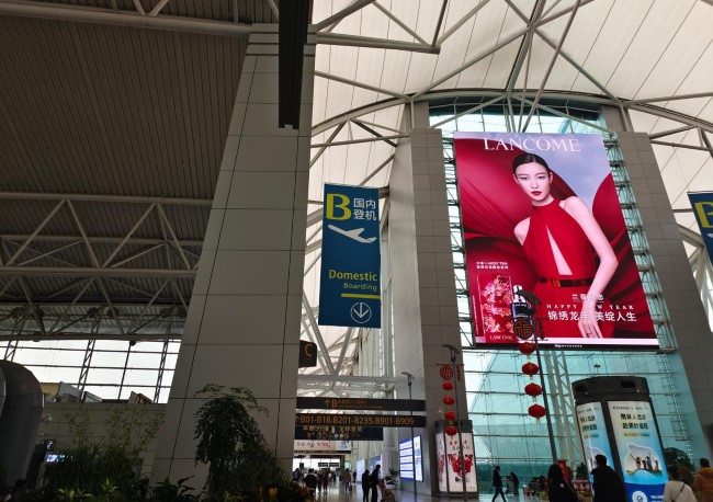 廣州白云機(jī)場(chǎng)出發(fā)大廳玻璃墻高空LED巨屏廣告，廣州機(jī)場(chǎng)廣告價(jià)格