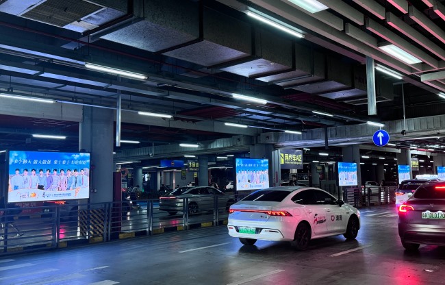 深圳北高鐵站停車場(chǎng)出租車落客區(qū)LED大屏廣告，深圳北站廣告價(jià)格