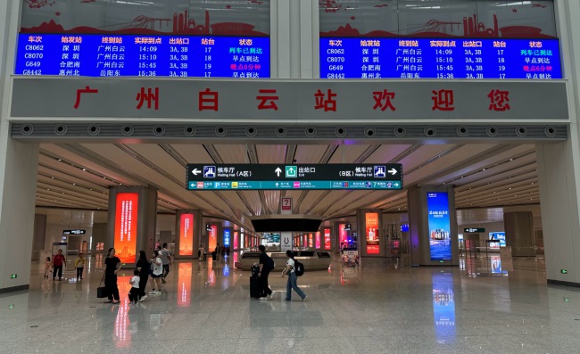 廣州白云高鐵站到達(dá)出站通道柱面燈箱廣告，廣州白云站廣告價(jià)格