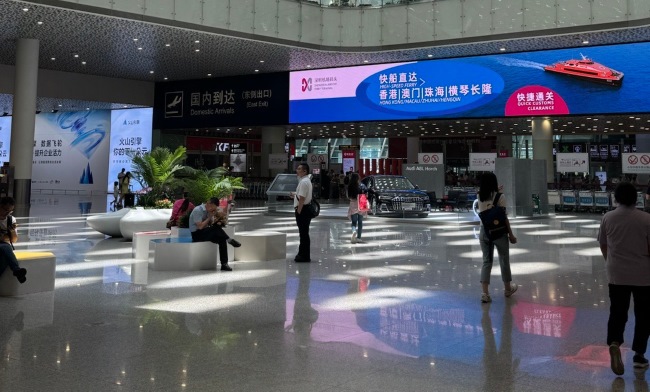 深圳機(jī)場(chǎng)到達(dá)接機(jī)口上方LED橫屏廣告牌，深圳寶安機(jī)場(chǎng)大屏廣告價(jià)格