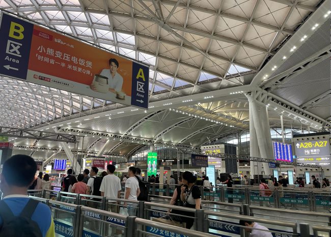 ?廣州南高鐵站候車(chē)大廳中央懸掛吊旗看板廣告牌，廣州南站廣告價(jià)格