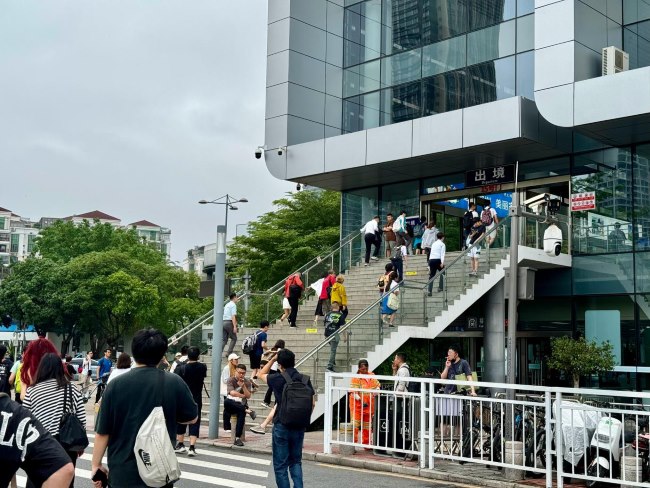 深圳福田口岸入口大廳出境方向正迎面廣告牌，福田口岸廣告價格