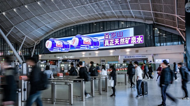 武漢高鐵站進(jìn)站大廳北側(cè)上方巨型LED橫屏，武漢火車(chē)站大屏廣告價(jià)格