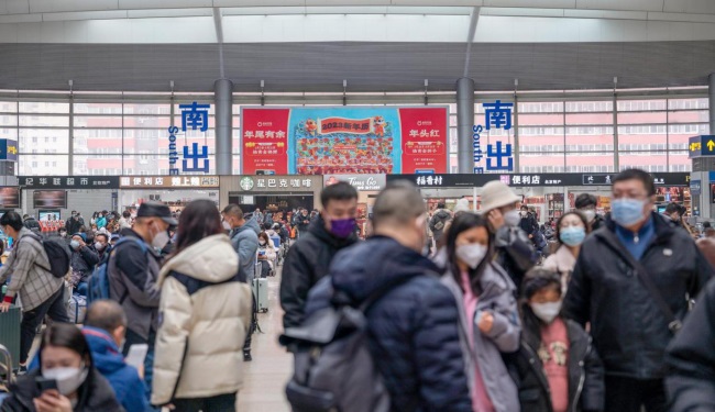 北京南站候車大廳進(jìn)站口站棚大牌看板廣告，北京南高鐵站廣告價(jià)格