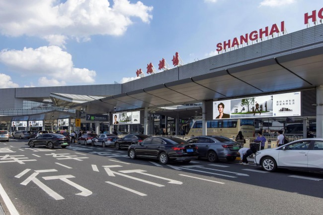 上海虹橋機(jī)場出發(fā)戶外落客圍擋LED橫屏廣告，上海機(jī)場大屏廣告價(jià)格