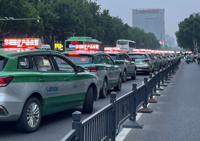 鄭州出租車廣告價格收費，鄭州出租車頂LED彩屏廣告發(fā)布案例圖