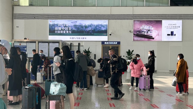 深圳北站到達(dá)出站口上方燈箱廣告牌，深圳北高鐵站大屏廣告價(jià)格