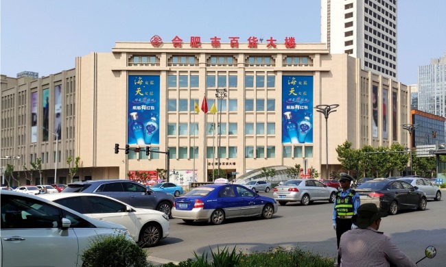 合肥百貨大樓外墻銀泰戶外LED大屏廣告投放，合肥LED大屏廣告價(jià)格