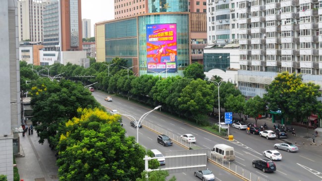 武漢洪山珞喻路電腦大世界外墻豎屏LED廣告牌，武漢LED大屏廣告價(jià)格