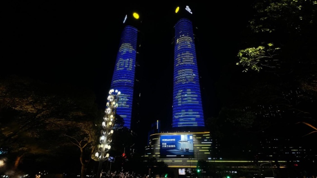 南昌紅谷灘綠地雙子塔繽紛城LED大屏廣告大牌，南昌LED大牌廣告價(jià)格
