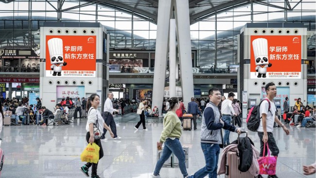廣州南站三層候車座椅區(qū)上方燈箱廣告，廣州南高鐵站廣告牌價格