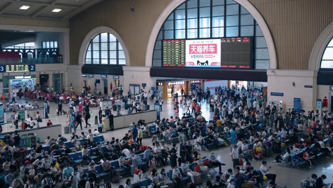 武漢漢口火車站進(jìn)站候車LED大屏廣告投放，武漢漢口站高鐵廣告價格