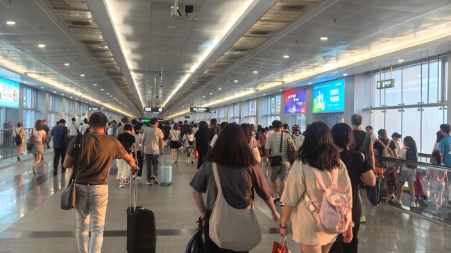 深圳福田口岸往返香港通道橋燈箱廣告，深圳福田口岸廣告價(jià)格