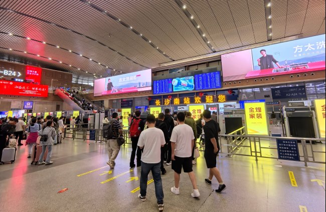 長沙南火車站進(jìn)站安檢口LED雙屏，長沙南站大屏高鐵廣告價格