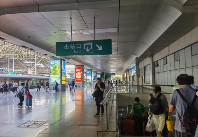 南京站高鐵站臺燈箱廣告牌投放，南京火車站大屏廣告價格