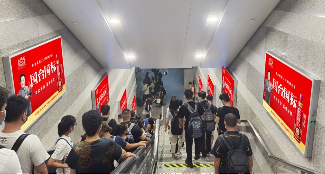 上海虹橋站站臺(tái)出站扶梯燈箱廣告投放，上海虹橋高鐵廣告價(jià)格