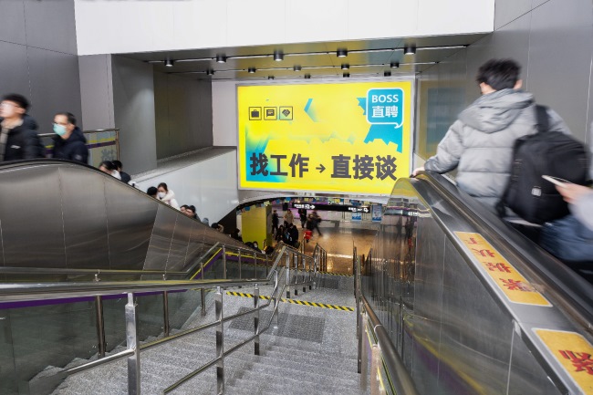 深圳地鐵站出入口扶梯正對(duì)大牌廣告投放，深圳地鐵廣告價(jià)格