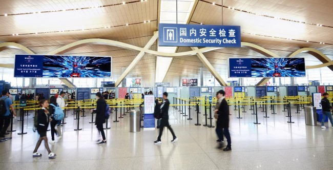 昆明長水機場出發(fā)安檢上方LED廣告牌，昆明機場大屏廣告價格