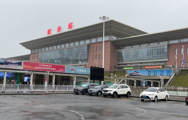 韶關(guān)高鐵站出站通道燈箱廣告，韶關(guān)站LED屏廣告價格