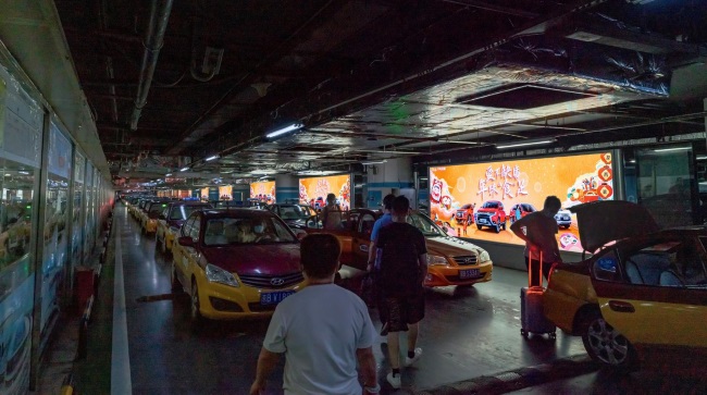北京南高鐵站出租車通道燈箱廣告牌，北京南站大屏廣告價(jià)格