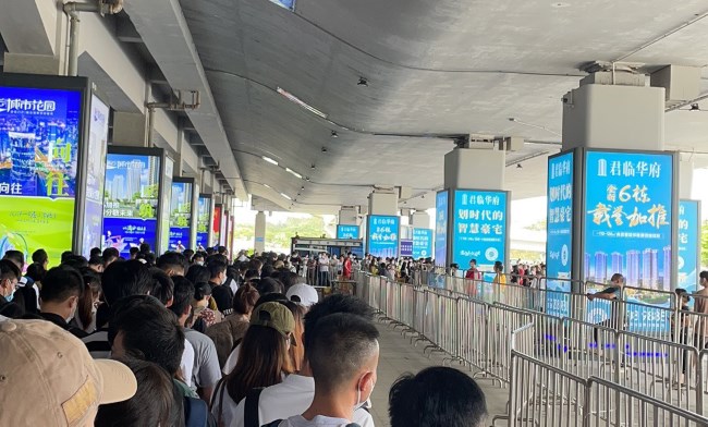 湛江西站進(jìn)出站廣場戶外包柱燈箱廣告，湛江西高鐵站廣告價(jià)格