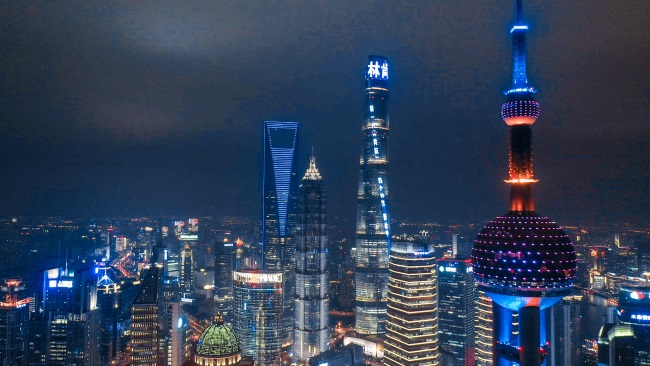 上海中心大廈塔身大屏廣告投放，上海外灘燈光秀LED廣告價格
