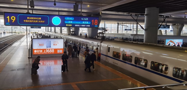 杭州東高鐵站臺燈箱廣告投放，杭州東站大屏廣告價(jià)格